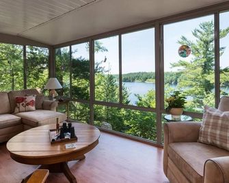 Kid-friendly lakefront family cottage (4br, 3ba) on 11 acres with swim-off dock - Maberly - Living room