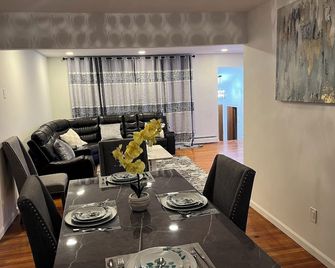 Spacious 4-bedroom house with WiFi and AC in Union. 2mnts to majors HW. - Union - Dining room