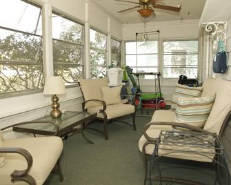 Cozy and friendly. All is Well - no damage - Clearwater Beach - Living room