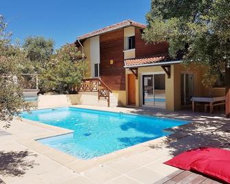 Beach by feet and bike, surfing- & golf-paradise - Messanges - Piscina