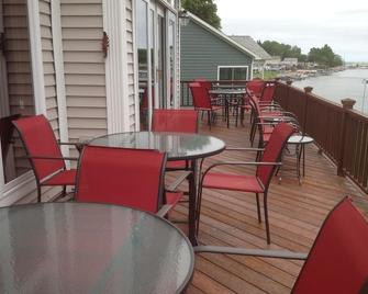 A Luxury Vacation Home, Perfect For Your Next Get Away ! - Fair Haven - Balcony