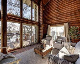 Amazing Log Cottage With Hot Tub & Barrel Sauna! (New Listing) - Placerville - Sala de estar