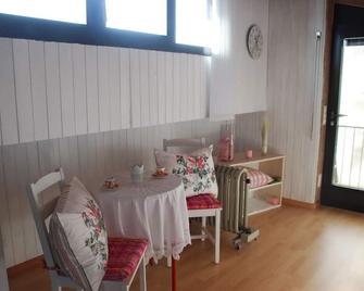 Schoen Kleine gemutliche Zimmer mit Bad und Klein Kueche separate Eingang. - Gordola - Essbereich