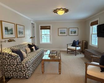 The House on Monroe / Heated Pool & Hot Tub - Little Falls - Living room