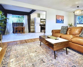 Tech Terrace Bungalow~pet Friendly Yard~walk To Ttu Campus! - Lubbock - Living room