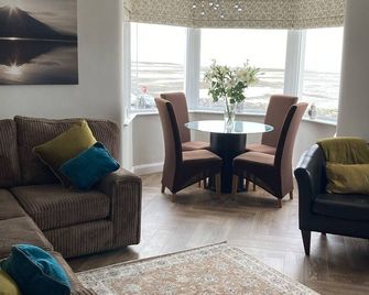 Bay View Apartment - Lancaster - Salon