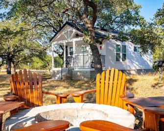 Cozy Farmhouse Cabin Near Colorado Bend State Park - Lampasas - Patio