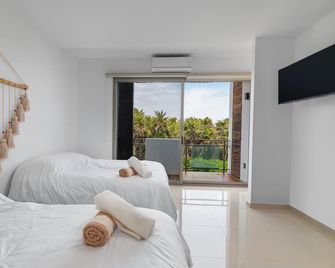 Angelina 28 Beachfront and Family Apartments - Modern and Relaxing Long Stays - 20 min from Cancun Airport - Puerto Morelos - Schlafzimmer