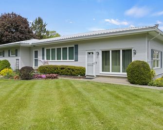 Charming Farmhouse Retreat - Manchester - Edificio