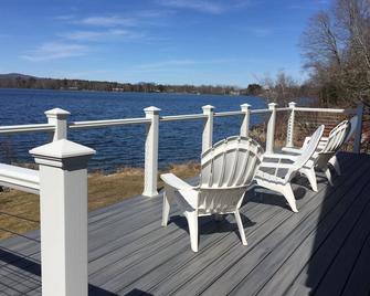 Modern 4 bedroom lakefront house in The Berkshires. - Pittsfield - Patio