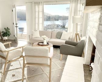 Adorable Lake House with Amazing Views - Radford - Wohnzimmer