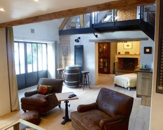 A Cozy, Techy, Lofty Barn in the Heart of the Loire Valley Grands Chateaux Area - شيتونيه - غرفة معيشة