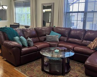 Spacious 2br/2ba Home W/ Modern Comforts – Near Chicago & Indiana Dunes! - Schererville - Lounge