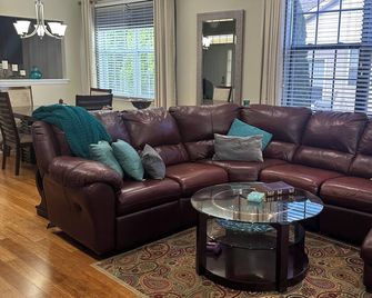 Spacious 2br/2ba Home W/ Modern Comforts – Near Chicago & Indiana Dunes! - Schererville - Lounge