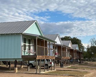 River View Deluxe King Cabin #19 - Kerrville - Building