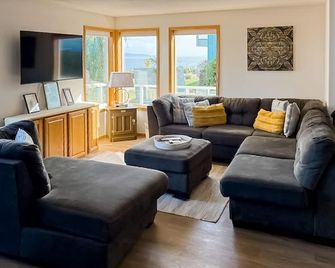Camano Waterfront Delight - Camano Island - Living room