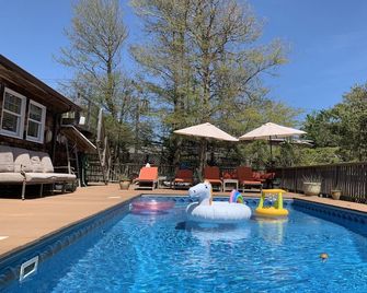 Beautiful Beach House with Large Swimming Pool in Ocean Beach - Fire Island Pines - Piscina