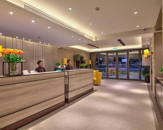 Homeinn Plus Hotel (Ningbo Laowaitan Tianyi Square) - Ningbo - Rezeption