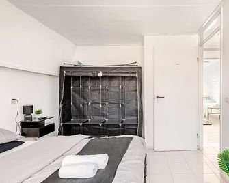 Loopafstand van Lokale Winkels en Zeedijk! - Prachtig Vakantiehuis! - Terneuzen - Bedroom