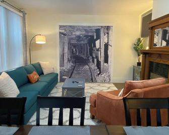 Executive Mining House Near Mtu - Houghton - Living room