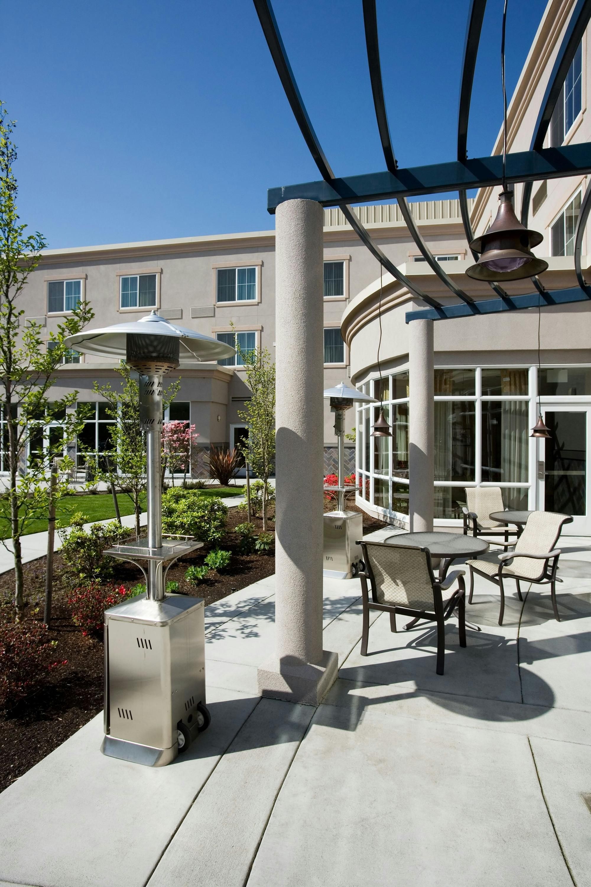 Courtyard by Marriott Seattle Kirkland - Kirkland - Patio