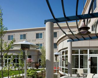 Courtyard by Marriott Seattle Kirkland - Kirkland - Patio