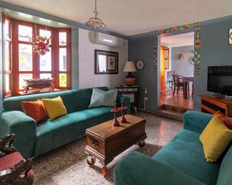 Artful and Quiet Pause in Santa Tecla + BBQ garden - Santa Tecla - Sala de estar