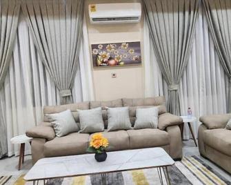 Cozy Lodgings and Vacation Homes - Madina - Living room