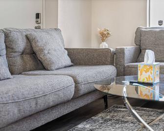 Peaceful and Quiet 4 Br house with Garage - Sacramento - Sala de estar