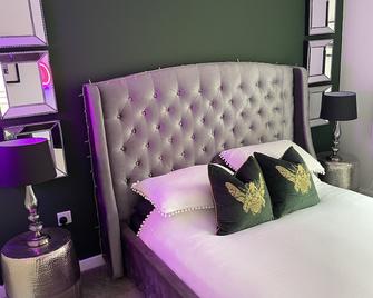 Cop26 1 Bed City Centre Apartment - Bellshill - Bedroom