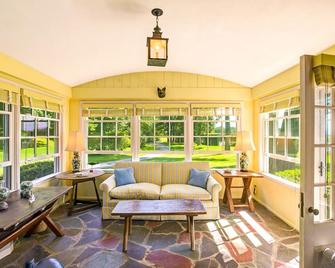 176-acre private estate and historic farmhouse on the shores of Lake Champlain - Shelburne - Living room