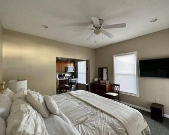 Cozy Corner Cottage\n - Dayton - Bedroom