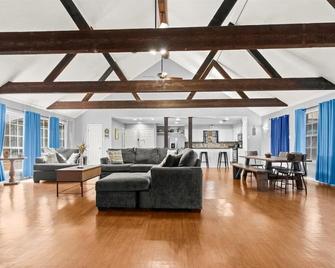 The Hidden Gem - Huge Floor Plan - Game Room - Sulphur - Living room