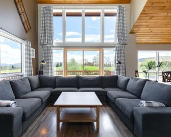Dancing Horse Farm in Windham: Spectacular 9 Bedroom Home, 30 Acres, Ski Lodge - Windham - Obývací pokoj