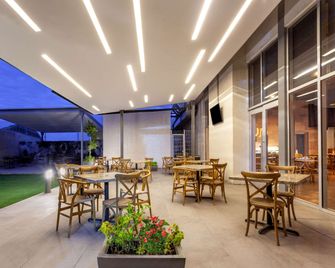 TRYP by Wyndham San Luis Potosi Hotel & Suites - San Luis Potosí - Patio