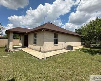 Charming 3-Bedroom House Situated on half acre land - Brownsville - Edificio