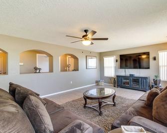 Chic New Mexico Retreat w/ Patio, Grill & Fire Pit - Los Lunas