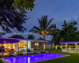 Casa Bella - 5 BR Villa in Miami with Pool, Mini-Golf, Basketball+ - North Miami - Pool