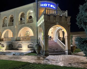 Otyak Plaza Hotel Airport Zvartnots Evn - Parakar - Building