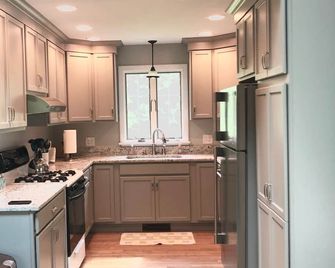 Newly Renovated Charming Modern Island Home For Your Relaxing Getaway - Vineyard Haven - Kitchen