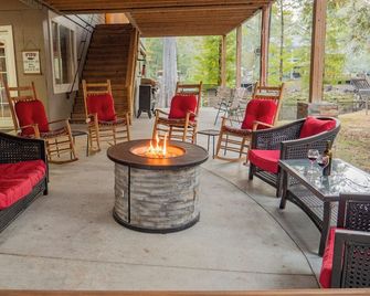 Big Cypress Lodge on the Santa Fe River-Sleeps 14, Bring horses, RV and boat! - Branford - Patio