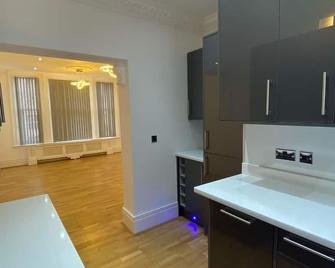 Luxurious Jacuzzi Gold Apartment Furnished - Wolverhampton - Restaurant