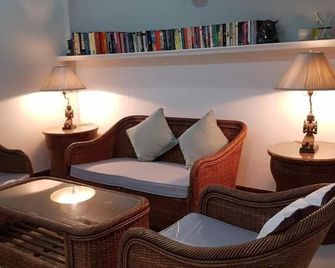 Baanbusarin Hotel - Hua Hin - Living room