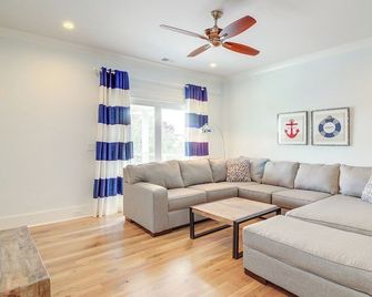 616 Carolina Boulevard by Avantstay Ocean Views From Decks - Isle of Palms - Wohnzimmer