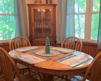 The Blue Bliss - Saint Ignace - Dining room