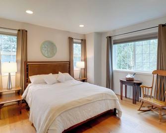 Central 4-Acre Cottage with Deck Walk to Bay! - Bainbridge Island - Bedroom