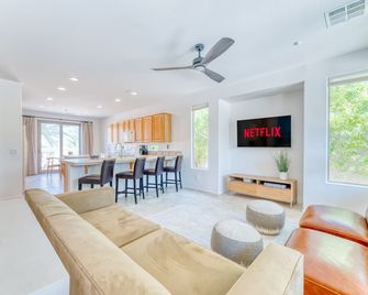 Luxury Getaway in Peoria - Sun City West - Sala de estar