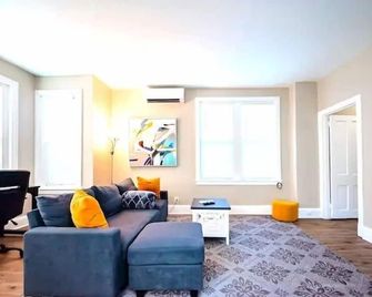 The Loft At Gilpin Placeking Bedtrolley Square! 1 Bedroom Apts by RedAwning - Wilmington - Living room