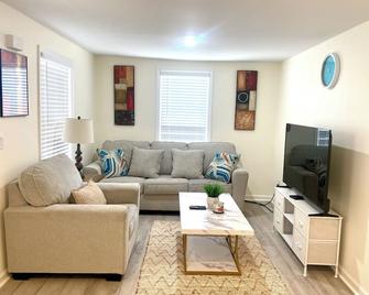 Lovely 4-bedroom house in Holly Springs with AC, WiFi - Holly Springs - Sala de estar