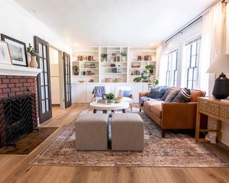 Charming Home, 9 Beds, Home Gym - Burley - Living room